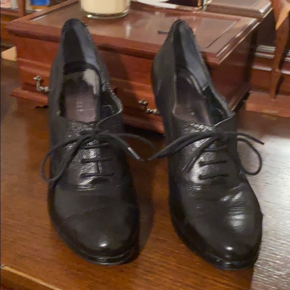 Nine wears size 8 boot shoe